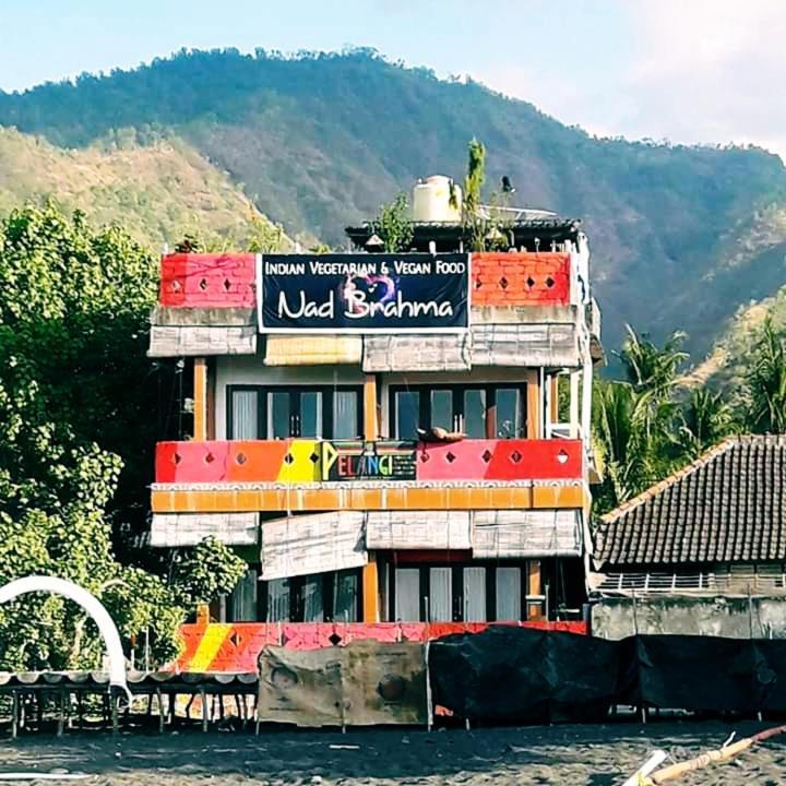 Pelangi Beach Homestay Амед Экстерьер фото